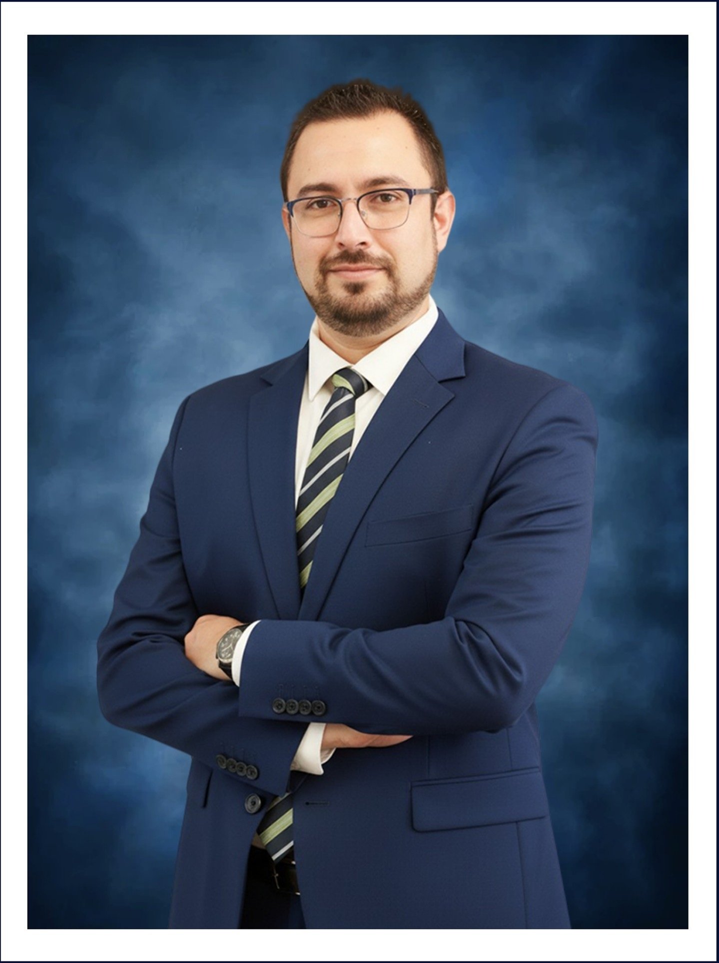 Irving Uriel Quesney Nevarez con traje azul